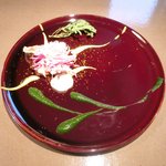 クラフタル - ランチコース 5400円 の鰤のグリル もって菊(食用菊) 春菊と黄菊のピュレ ドライ春菊と蕪 カラスミパウダー添え