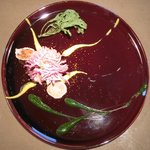 クラフタル - ランチコース 5400円 の鰤のグリル もって菊(食用菊) 春菊と黄菊のピュレ ドライ春菊と蕪 カラスミパウダー添え