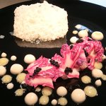 クラフタル - ランチコース 5400円 の甘海老 紫のカリフラワー キャビア乗せ ライムとバニラのドレッシング カリフラワーを使い雪に見立てた冷たいムース添え