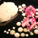 クラフタル - ランチコース 5400円 の甘海老 紫のカリフラワー キャビア乗せ ライムとバニラのドレッシング カリフラワーを使い雪に見立てた冷たいムース添え