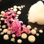 クラフタル - ランチコース 5400円 の甘海老 紫のカリフラワー キャビア乗せ ライムとバニラのドレッシング カリフラワーを使い雪に見立てた冷たいムース添え
