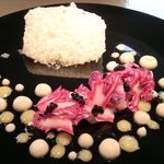 クラフタル - ランチコース 5400円 の甘海老 紫のカリフラワー キャビア乗せ ライムとバニラのドレッシング カリフラワーを使い雪に見立てた冷たいムース添え