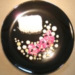 クラフタル - ランチコース 5400円 の甘海老 紫のカリフラワー キャビア乗せ ライムとバニラのドレッシング カリフラワーを使い雪に見立てた冷たいムース添え