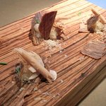 クラフタル - ランチコース 5400円 のゼブラウッドに見立てたホタテチップス ホタテのクルミオイルタルタル フォアグラのテリーヌ ブラウンマッシュルーム