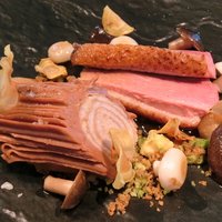 クラフタル - ランチコース 5400円 の鴨の胸肉のロースト フォアグラ・ポルチーニ・栗のブッシュ・ド・ノエル 茸のソテー パセリのクランブル 紅茶のパイ