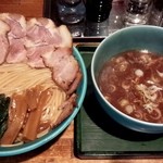 群青 - つけそば。具が麺の上に変更してました。普通でこの量のチャーシューです！