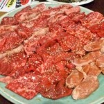 焼肉べこ六 - ロース、鶏、ハラミなどの盛り合わせ