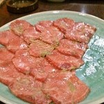 焼肉べこ六 - 牛タンも厚めの切り方で旨かった。。