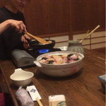 味ごよみ宮田 - 鮟鱇の肝を炒めて鍋に入れます