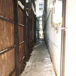 ファイ - ひと独り通り抜けるがやっとの路地に