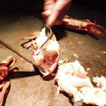 シャカ - 伊勢海老の身を取る