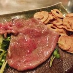 シャカ - 薄切りステーキとニンニクチップ