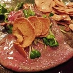 シャカ - 薄切りステーキにニンニクチップを乗せて