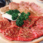 づぼら苑 - 単品のロース（手前）カルビ（奥）