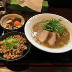 麺屋玉ぐすく - 2015年12月17日
      限定麺
      枡塚味噌らぁ麺 ランチセット