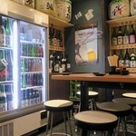 Nidaime Kurazou Shouten - 樽酒や日本酒がズラリ