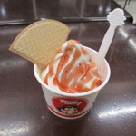 不二家 - 料理写真:ミルキーソフトクリーム(ストロベリーソース)！