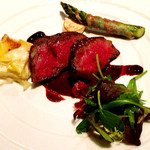 レストラン タテル ヨシノ 銀座 - 和牛ランプのポワレ赤ワインソース