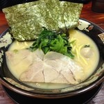 神山 - H.27.9.10.夜 濃厚とんこつ醤油ラーメン(中太麺) 680円