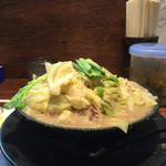 博多とんこつ 天神旗 - 相変わらずの野菜の盛り加減*\(^o^)/*味も老:若 5:5のマイルドさd(^_^o)いいねー！