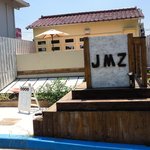 JMZ - 公園の向かい正面が玄関です。右のステップ上がって奥がCafe。左階下がHairsalon。