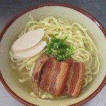 居酒屋秀満 - あっさりスープで全部飲み干せました。三枚肉の久米島そば！美味しかったです。
