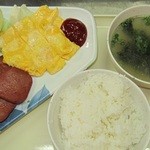 居酒屋秀満 - お昼にポーク玉子定食を食べました。ポークと玉子焼だけなんだけどシンプルで美味しかったです。それで、これがなんと500円！