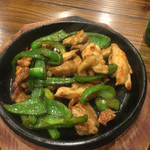 ずみっ！！酒場 やまといも - 鶏ももとピーマンのピリ辛鉄板