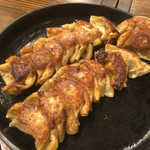 ずみっ！！酒場 やまといも - 餃子鉄板は超オススメですよ！