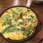 ずみっ！！酒場 やまといも - ニラ玉も鉄板焼で！