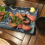 ずみっ！！酒場 やまといも - 鶏レバー＆タタキを胡麻塩ダレで！
