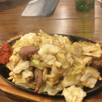 ずみっ！！酒場 やまといも - 定番びっくり焼き(中鉄板) ※牛のサガリ