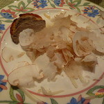 前菜（鹿児島産赤鶏の塩漬けの薄切りとチーズ「ペコリーノ」に、ウンブリア産白トリュフかけ）