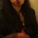 エディブルフラワーを食べるところを、可愛らしいスタッフさんが写真を撮って下さいました♪　怪しげ〜〜〜ですね〜〜www