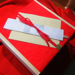 オ・タン・ペルデュ - おせちの包装は鮮やかな紅色