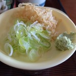 生そば 岡沢 - 薬味と天かす