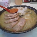 ラーメン渓流 - 定番の味噌ラーメン。チャーシュー、白キクラゲ