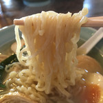 めん屋 ききょう - 麺は平打ちの縮れ麺