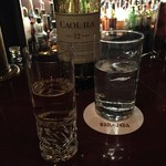 バー ジャダ - H27.12　バカラ製アンティークグラスでカリラ12年ストレートで