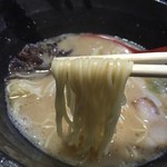 博多ラーメン　心 - ラーメンまろやか(700円)麺リフト