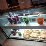 bowl market juice & deli - ショーケース。