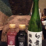 北海亭 - 卓上にはアジフライ専用のソースが二種類&
      日本酒を作る際に使われるという「仕込み水」