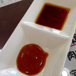 ぎょうざ衛門 - 酢味噌タレと醤油タレ(ごま油は九鬼製)