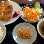 Gyouza Emon - 揚げ餃子､スープ､サラダ､ご飯､豆モヤシナムル､デザート