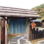 手造りそば 打墨庵 加瀬 - 駐車場から門をくぐりますｗ