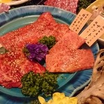 焼肉牛０ - ザブトン、特選ハラミ、特選カルビ、それぞれに食べ方が書かれています