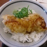 丸亀製麺 - かしわ天を白ご飯に乗せて、天丼用のダシソースをかけて食べると美味いんです！！