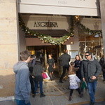 ANGELINA - マネージャらしきお姉さんがお客を誘導