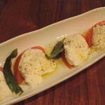 炭味坐 - 飛騨高山産モッツァレラチーズとトマトのカプレーゼ