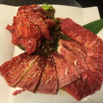 肉匠迎賓館 - 左上 和牛切り落とし大盛  下 ツラミ  右 華咲きカルビ
